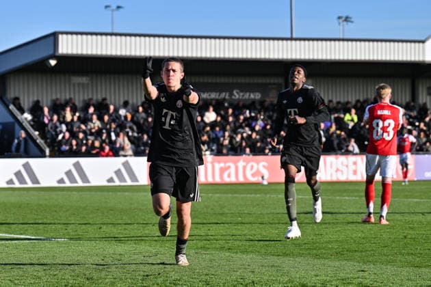Uefa Youth League: Arsenal London - FC Bayern München; 26.11.2025 BOREHAMWOOD, ENGLAND - 26. NOVEMBER: Jubel der Bayern nach dem Treffer zum 0-1 durch Yll GASHI (FC Bayern München U19 9) Tor Torschuetze Freude Happy beim Ligaspiel zwischen der U19 von Arsenal London und der U19 des FC Bayern München am 5. Spieltag der UEFA Youth League im Meadow Park am 26.11.2025 Copyright: xBEAUTIFULxSPORTS Goldbergx