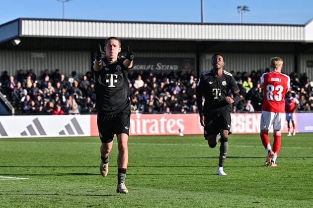 Uefa Youth League: Arsenal London - FC Bayern München; 26.11.2025 BOREHAMWOOD, ENGLAND - 26. NOVEMBER: Jubel der Bayern nach dem Treffer zum 0-1 durch Yll GASHI (FC Bayern München U19 9) Tor Torschuetze Freude Happy beim Ligaspiel zwischen der U19 von Arsenal London und der U19 des FC Bayern München am 5. Spieltag der UEFA Youth League im Meadow Park am 26.11.2025 Copyright: xBEAUTIFULxSPORTS Goldbergx