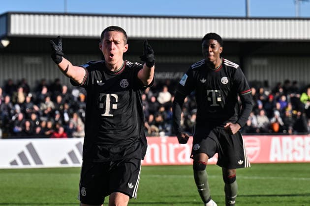 Uefa Youth League: Arsenal London - FC Bayern München; 26.11.2025 BOREHAMWOOD, ENGLAND - 26. NOVEMBER: Jubel der Bayern nach dem Treffer zum 0-1 durch Yll GASHI (FC Bayern München U19 9) Tor Torschuetze Freude Happy beim Ligaspiel zwischen der U19 von Arsenal London und der U19 des FC Bayern München am 5. Spieltag der UEFA Youth League im Meadow Park am 26.11.2025 Copyright: xBEAUTIFULxSPORTS Goldbergx