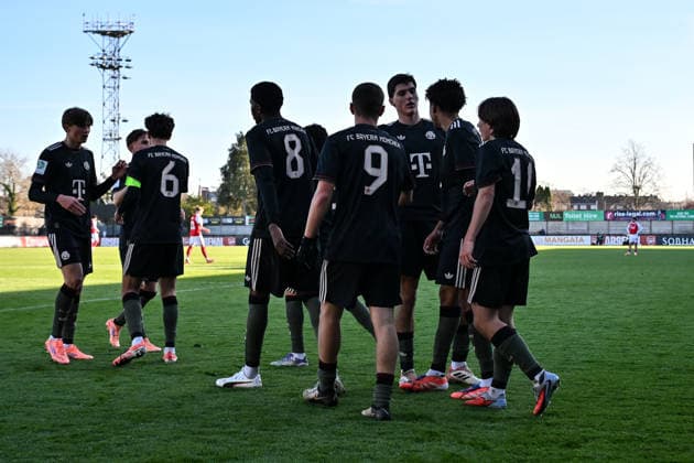 Uefa Youth League: Arsenal London - FC Bayern München; 26.11.2025 BOREHAMWOOD, ENGLAND - 26. NOVEMBER: Jubel der Bayern nach dem Treffer zum 0-1 durch Yll GASHI (FC Bayern München U19 9) Tor Torschuetze Freude Happy beim Ligaspiel zwischen der U19 von Arsenal London und der U19 des FC Bayern München am 5. Spieltag der UEFA Youth League im Meadow Park am 26.11.2025 Copyright: xBEAUTIFULxSPORTS Goldbergx