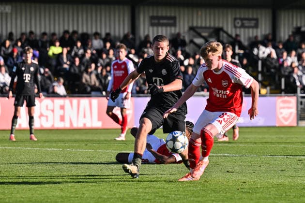 Uefa Youth League: Arsenal London - FC Bayern München; 26.11.2025 BOREHAMWOOD, ENGLAND - 26. NOVEMBER: im Duell Yll GASHI (FC Bayern München U19 9) und Callan HAMILL (Arsenal FC U19 83) beim Ligaspiel zwischen der U19 von Arsenal London und der U19 des FC Bayern München am 5. Spieltag der UEFA Youth League im Meadow Park am 26.11.2025 Copyright: xBEAUTIFULxSPORTS Goldbergx