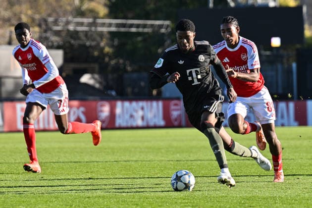 Uefa Youth League: Arsenal London - FC Bayern München; 26.11.2025 BOREHAMWOOD, ENGLAND - 26. NOVEMBER: im Duell Allen LAMBE (FC Bayern München U19 8) und Marli SALMON (Arsenal FC U19 89) beim Ligaspiel zwischen der U19 von Arsenal London und der U19 des FC Bayern München am 5. Spieltag der UEFA Youth League im Meadow Park am 26.11.2025 Copyright: xBEAUTIFULxSPORTS Goldbergx
