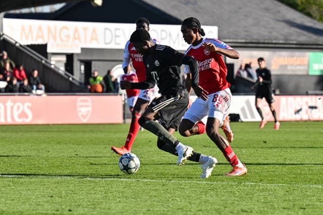 Uefa Youth League: Arsenal London - FC Bayern München; 26.11.2025 BOREHAMWOOD, ENGLAND - 26. NOVEMBER: im Duell Allen LAMBE (FC Bayern München U19 8) und Marli SALMON (Arsenal FC U19 89) beim Ligaspiel zwischen der U19 von Arsenal London und der U19 des FC Bayern München am 5. Spieltag der UEFA Youth League im Meadow Park am 26.11.2025 Copyright: xBEAUTIFULxSPORTS Goldbergx