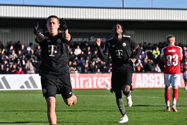 Uefa Youth League: Arsenal London - FC Bayern München; 26.11.2025 BOREHAMWOOD, ENGLAND - 26. NOVEMBER: Jubel der Bayern nach dem Treffer zum 0-1 durch Yll GASHI (FC Bayern München U19 9) Tor Torschuetze Freude Happy beim Ligaspiel zwischen der U19 von Arsenal London und der U19 des FC Bayern München am 5. Spieltag der UEFA Youth League im Meadow Park am 26.11.2025 Copyright: xBEAUTIFULxSPORTS Goldbergx