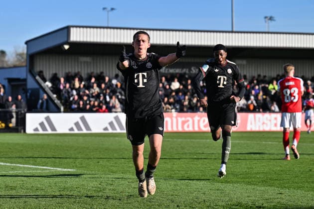 Uefa Youth League: Arsenal London - FC Bayern München; 26.11.2025 BOREHAMWOOD, ENGLAND - 26. NOVEMBER: Jubel der Bayern nach dem Treffer zum 0-1 durch Yll GASHI (FC Bayern München U19 9) Tor Torschuetze Freude Happy beim Ligaspiel zwischen der U19 von Arsenal London und der U19 des FC Bayern München am 5. Spieltag der UEFA Youth League im Meadow Park am 26.11.2025 Copyright: xBEAUTIFULxSPORTS Goldbergx