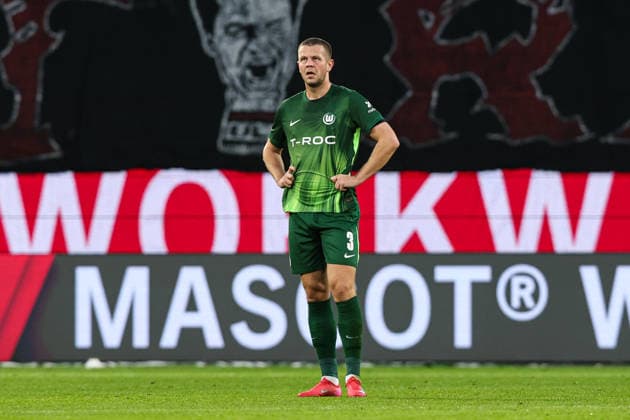 Denis Vavro (VfL Wolfsburg,3) - Torschütze Edmond Tapsoba (Bayer Leverkusen,12) trifft zum 0-2 - 1. Fussball Bundesliga Saison 2025-2026 Punktspiel VfL Wolfsburg vs. Bayer Leverkusen in der Volkswagen Arena in Wolfsburg - Freisteller,Aktion,Fussball,Deutschland,Mann,Männer,22.11.2025