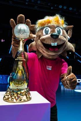 Handball, Frauen WM, Gruppe C: Deutschland - Island Maskottchen Hanni mit dem WM Pokal Stuttgart Porsche Arena Baden-Württemberg Deutschland
