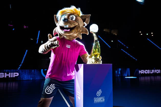 Handball, Frauen WM, Gruppe C: Deutschland - Island Maskottchen Hanni mit dem WM Pokal Stuttgart Porsche Arena Baden-Württemberg Deutschland