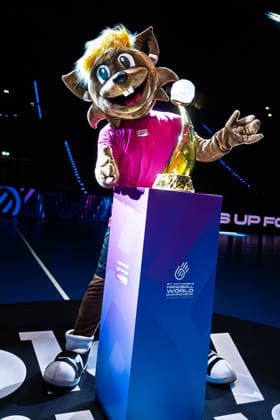 Handball, Frauen WM, Gruppe C: Deutschland - Island Maskottchen Hanni mit dem WM Pokal Stuttgart Porsche Arena Baden-Württemberg Deutschland