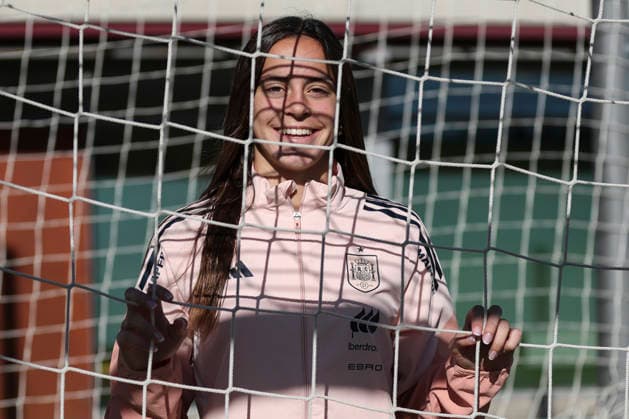 November 26, 2025, Las Rozas, Madrid, SPAIN: Clara Serrajordi of Spain poses for portrait after an interview for Europa Press during the call-up of Spain Women Team prior to the Women s Nations League final, second leg, against Germany at Ciudad del Futbol on November 26, 2025 in Las Rozas, Madrid, Spain. Las Rozas SPAIN - ZUMAa181 20251126_zaa_a181_005 Copyright: xIrinaxR.xHipolitox