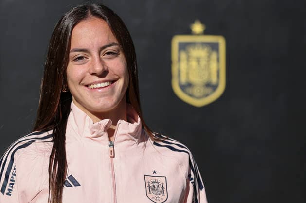 November 26, 2025, Las Rozas, Madrid, SPAIN: Clara Serrajordi of Spain poses for portrait after an interview for Europa Press during the call-up of Spain Women Team prior to the Women s Nations League final, second leg, against Germany at Ciudad del Futbol on November 26, 2025 in Las Rozas, Madrid, Spain. Las Rozas SPAIN - ZUMAa181 20251126_zaa_a181_006 Copyright: xIrinaxR.xHipolitox