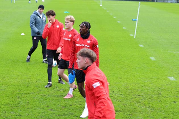 26.11.2025, xrekx, Fussball 2.Bundesliga, 1.FC Kaiserslautern - Training v.l. Dion Hofmeister (1.FC Kaiserslautern) Mika Haas (1.FC Kaiserslautern) Dickson Abiama (1.FC Kaiserslautern) Neal Gips (DFL DFB REGULATIONS PROHIBIT ANY USE OF PHOTOGRAPHS as IMAGE SEQUENCES and or QUASI-VIDEO) Kaiserslautern