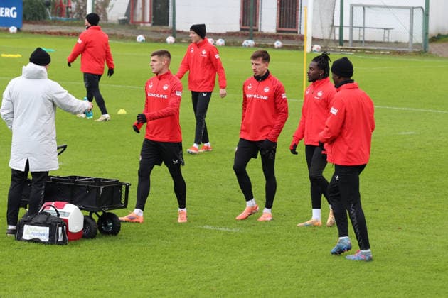 26.11.2025, xrekx, Fussball 2.Bundesliga, 1.FC Kaiserslautern - Training v.l. Erik Wekesser (1.FC Kaiserslautern) Owen Gips Daniel Hanslik (1.FC Kaiserslautern) Richmond Tachie (1.FC Kaiserslautern) Maxwell Gyamfi (1.FC Kaiserslautern) (DFL DFB REGULATIONS PROHIBIT ANY USE OF PHOTOGRAPHS as IMAGE SEQUENCES and or QUASI-VIDEO) Kaiserslautern