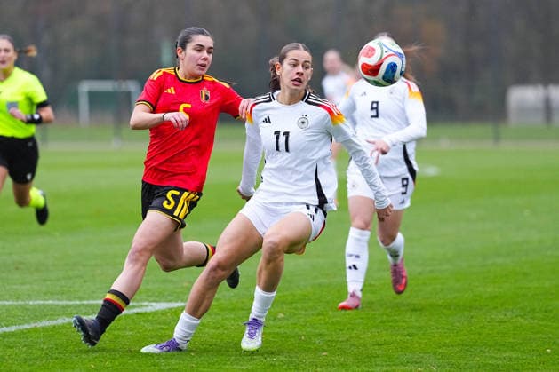 26.11.2025, xydrx, Fußball, Länderspiel, EM-Qualifikation U19-Frauen, Belgien - Deutschland, Sportschule Wedau: Free Vanneste (BEL 5) im Zweikampf gegen Leni Eggert (GER 11) Nordrhein-Westfahlen Deutschland