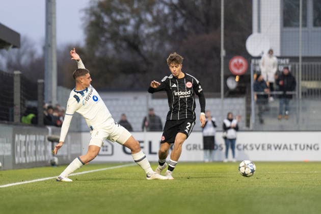 26.11.2025, xhfmx, Fußball UEFA Youth League, Eintracht Frankfurt - Aatalanta Bergamo v.l. Marco Leandri (Atalanta Bergamo) im Zweikampf mit Maurice Spahn (Eintracht Frankfurt) (DFL DFB REGULATIONS PROHIBIT ANY USE OF PHOTOGRAPHS as IMAGE SEQUENCES and or QUASI-VIDEO) Dreieich
