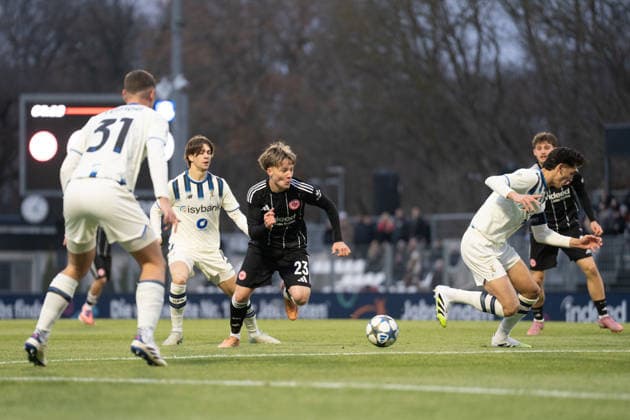 26.11.2025, xhfmx, Fußball UEFA Youth League, Eintracht Frankfurt - Aatalanta Bergamo Niko Ilicevic (Eintracht Frankfurt) setzt sich gegen seine Gegenspieler durch (DFL DFB REGULATIONS PROHIBIT ANY USE OF PHOTOGRAPHS as IMAGE SEQUENCES and or QUASI-VIDEO) Dreieich