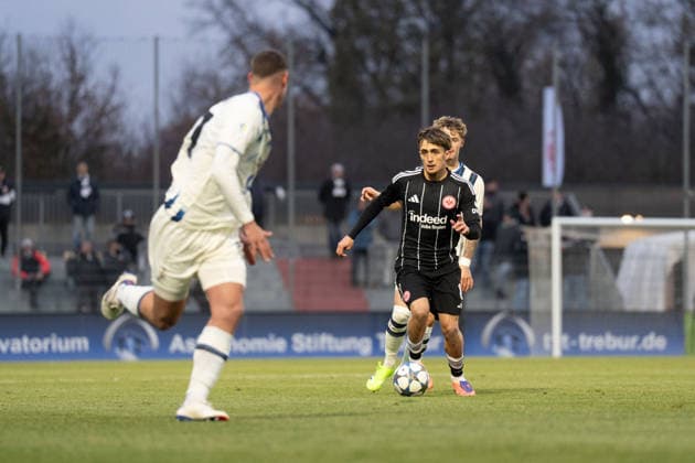 26.11.2025, xhfmx, Fußball UEFA Youth League, Eintracht Frankfurt - Aatalanta Bergamo v.l. Marco Leandri (Atalanta Bergamo), Ebu Bekir Is (Eintracht Frankfurt) (DFL DFB REGULATIONS PROHIBIT ANY USE OF PHOTOGRAPHS as IMAGE SEQUENCES and or QUASI-VIDEO) Dreieich