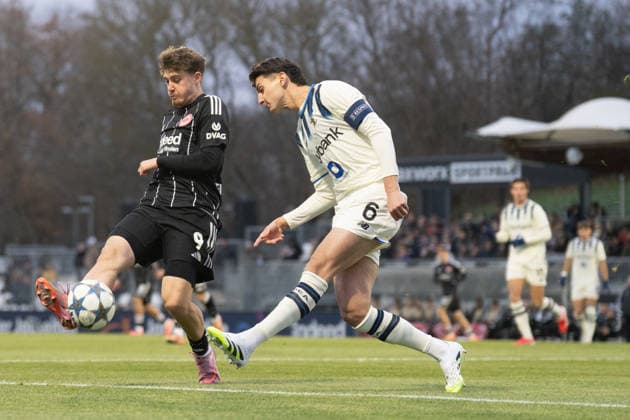 26.11.2025, xhfmx, Fußball UEFA Youth League, Eintracht Frankfurt - Aatalanta Bergamo v.l. Alexander Staff (Eintracht Frankfurt) im Zweikampf mit Gabriel Ramaj (Atalanta Bergamo) (DFL DFB REGULATIONS PROHIBIT ANY USE OF PHOTOGRAPHS as IMAGE SEQUENCES and or QUASI-VIDEO) Dreieich