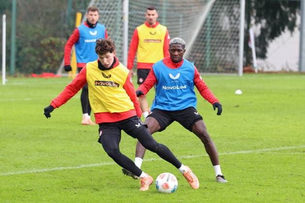 26.11.2025, xrekx, Fussball 2.Bundesliga, 1.FC Kaiserslautern - Training v.l. Leon Robinson (1.FC Kaiserslautern) Afeez Aremu (1.FC Kaiserslautern) (DFL DFB REGULATIONS PROHIBIT ANY USE OF PHOTOGRAPHS as IMAGE SEQUENCES and or QUASI-VIDEO) Kaiserslautern