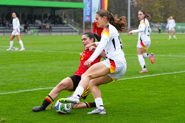 26.11.2025, xydrx, Fußball, Länderspiel, EM-Qualifikation U19-Frauen, Belgien - Deutschland, Sportschule Wedau: Free Vanneste (BEL 5) im Zweikampf gegen Leni Eggert (GER 11) Nordrhein-Westfahlen Deutschland