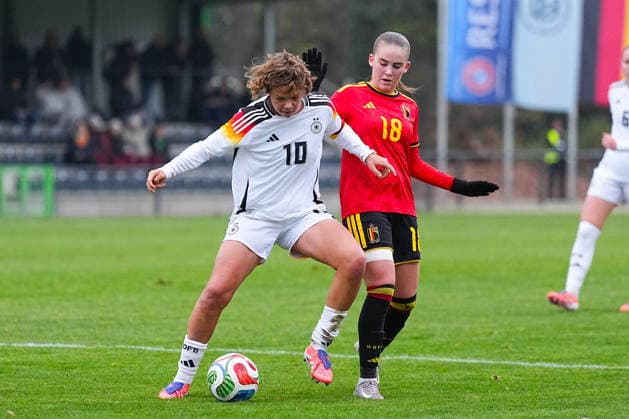 26.11.2025, xydrx, Fußball, Länderspiel, EM-Qualifikation U19-Frauen, Belgien - Deutschland, Sportschule Wedau: Rosa Rueckert (GER 10) im Zweikampf gegen Manon Baert (BEL 18) Nordrhein-Westfahlen Deutschland