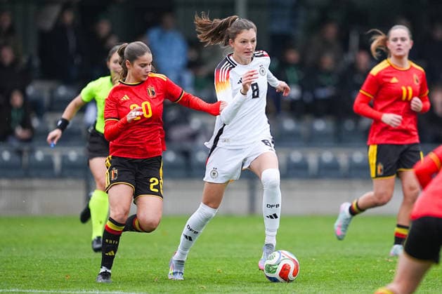 i26.11.2025, xydrx, Fußball, Länderspiel, EM-Qualifikation U19-Frauen, Belgien - Deutschland, Sportschule Wedau: Nel Neyrinck (BEL 20) im Zweikampf gegen Lotta Wrede (GER 8) Nordrhein-Westfahlen Deutschland