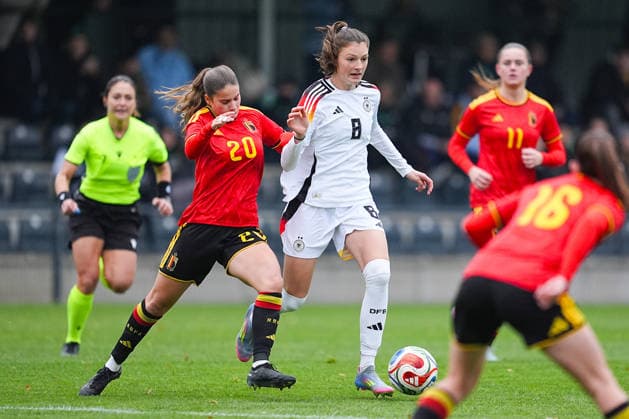 26.11.2025, xydrx, Fußball, Länderspiel, EM-Qualifikation U19-Frauen, Belgien - Deutschland, Sportschule Wedau: Nel Neyrinck (BEL 20) im Zweikampf gegen Lotta Wrede (GER 8) Nordrhein-Westfahlen Deutschland