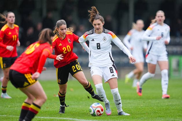 26.11.2025, xydrx, Fußball, Länderspiel, EM-Qualifikation U19-Frauen, Belgien - Deutschland, Sportschule Wedau: Nel Neyrinck (BEL 20) im Zweikampf gegen Lotta Wrede (GER 8) Nordrhein-Westfahlen Deutschland