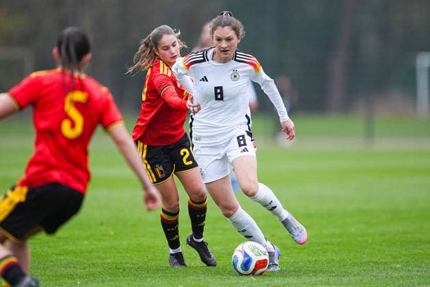 26.11.2025, xydrx, Fußball, Länderspiel, EM-Qualifikation U19-Frauen, Belgien - Deutschland, Sportschule Wedau: Nel Neyrinck (BEL 20) im Zweikampf gegen Lotta Wrede (GER 8) Nordrhein-Westfahlen Deutschland