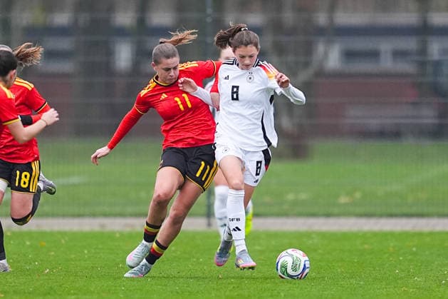 26.11.2025, xydrx, Fußball, Länderspiel, EM-Qualifikation U19-Frauen, Belgien - Deutschland, Sportschule Wedau: Clementine Reynebeau (BEL 11) im Zweikampf gegen Lotta Wrede (GER 8) Nordrhein-Westfahlen Deutschland