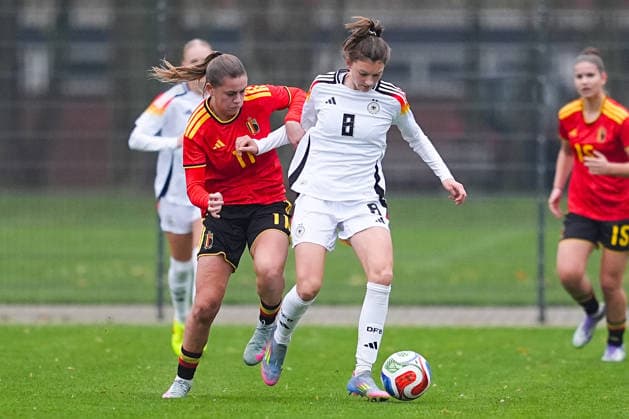 26.11.2025, xydrx, Fußball, Länderspiel, EM-Qualifikation U19-Frauen, Belgien - Deutschland, Sportschule Wedau: Clementine Reynebeau (BEL 11) im Zweikampf gegen Lotta Wrede (GER 8) Nordrhein-Westfahlen Deutschland