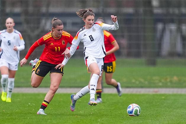 26.11.2025, xydrx, Fußball, Länderspiel, EM-Qualifikation U19-Frauen, Belgien - Deutschland, Sportschule Wedau: Clementine Reynebeau (BEL 11) im Zweikampf gegen Lotta Wrede (GER 8) Nordrhein-Westfahlen Deutschland