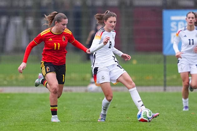 26.11.2025, xydrx, Fußball, Länderspiel, EM-Qualifikation U19-Frauen, Belgien - Deutschland, Sportschule Wedau: Clementine Reynebeau (BEL 11) im Zweikampf gegen Lotta Wrede (GER 8) Nordrhein-Westfahlen Deutschland