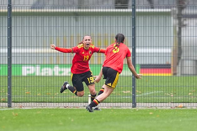 26.11.2025, xydrx, Fußball, Länderspiel, EM-Qualifikation U19-Frauen, Belgien - Deutschland, Sportschule Wedau: Torjubel nach dem Tor zum 1:0 für Belgien durch Torschütze Eva Spelkens (BEL 19) zusammen mit Free Vanneste (BEL 5) Nordrhein-Westfahlen Deutschland