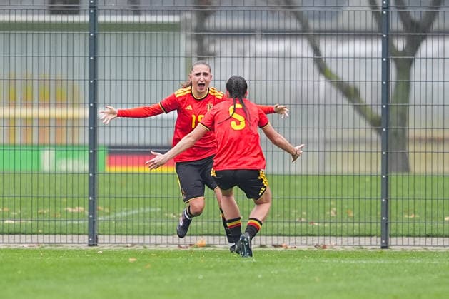 26.11.2025, xydrx, Fußball, Länderspiel, EM-Qualifikation U19-Frauen, Belgien - Deutschland, Sportschule Wedau: Torjubel nach dem Tor zum 1:0 für Belgien durch Torschütze Eva Spelkens (BEL 19) zusammen mit Free Vanneste (BEL 5) Nordrhein-Westfahlen Deutschland