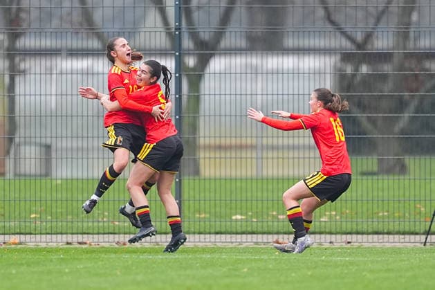 26.11.2025, xydrx, Fußball, Länderspiel, EM-Qualifikation U19-Frauen, Belgien - Deutschland, Sportschule Wedau: Torjubel nach dem Tor zum 1:0 für Belgien durch Torschütze Eva Spelkens (BEL 19) zusammen mit Free Vanneste (BEL 5) und Fleur Heyman (BEL 16) Nordrhein-Westfahlen Deutschland
