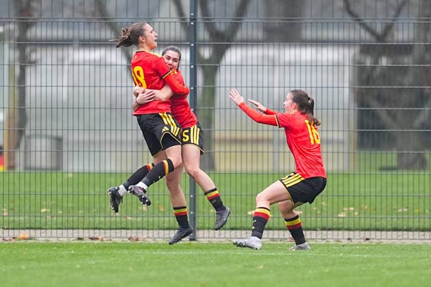 26.11.2025, xydrx, Fußball, Länderspiel, EM-Qualifikation U19-Frauen, Belgien - Deutschland, Sportschule Wedau: Torjubel nach dem Tor zum 1:0 für Belgien durch Torschütze Eva Spelkens (BEL 19) zusammen mit Free Vanneste (BEL 5) und Fleur Heyman (BEL 16) Nordrhein-Westfahlen Deutschland
