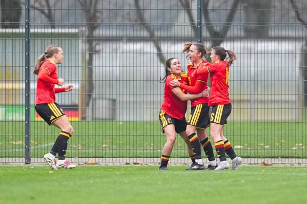26.11.2025, xydrx, Fußball, Länderspiel, EM-Qualifikation U19-Frauen, Belgien - Deutschland, Sportschule Wedau: Torjubel nach dem Tor zum 1:0 für Belgien durch Torschütze Eva Spelkens (BEL 19) zusammen mit Free Vanneste (BEL 5) und Fleur Heyman (BEL 16) Nordrhein-Westfahlen Deutschland