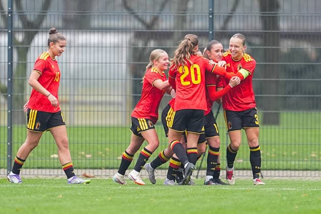 26.11.2025, xydrx, Fußball, Länderspiel, EM-Qualifikation U19-Frauen, Belgien - Deutschland, Sportschule Wedau: Torjubel nach dem Tor zum 1:0 für Belgien durch Torschütze Eva Spelkens (BEL 19) zusammen mit Free Vanneste (BEL 5) und Fleur Heyman (BEL 16) und Louize Haentjens (BEL 3) und Nel Neyrinck (BEL 20) Nordrhein-Westfahlen Deutschland