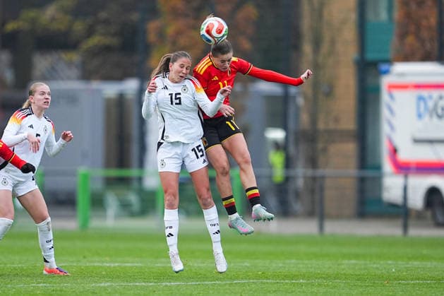 26.11.2025, xydrx, Fußball, Länderspiel, EM-Qualifikation U19-Frauen, Belgien - Deutschland, Sportschule Wedau: Maj Schneider (GER 15) im Zweikampf gegen Clementine Reynebeau (BEL 11) Nordrhein-Westfahlen Deutschland