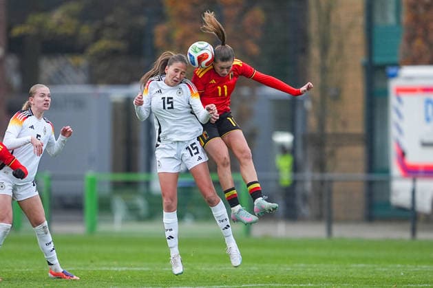 26.11.2025, xydrx, Fußball, Länderspiel, EM-Qualifikation U19-Frauen, Belgien - Deutschland, Sportschule Wedau: Maj Schneider (GER 15) im Zweikampf gegen Clementine Reynebeau (BEL 11) Nordrhein-Westfahlen Deutschland