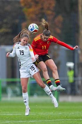 26.11.2025, xydrx, Fußball, Länderspiel, EM-Qualifikation U19-Frauen, Belgien - Deutschland, Sportschule Wedau: Maj Schneider (GER 15) im Zweikampf gegen Clementine Reynebeau (BEL 11) Nordrhein-Westfahlen Deutschland