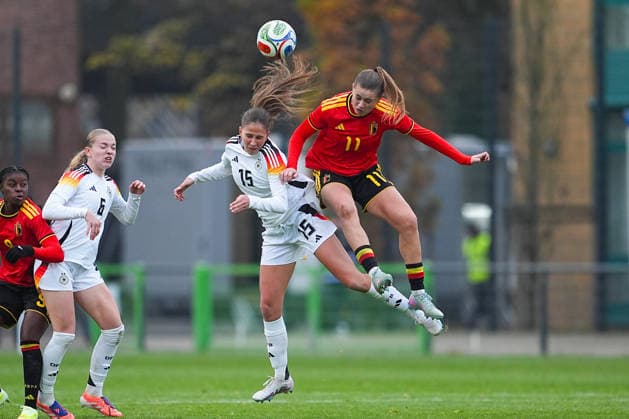 26.11.2025, xydrx, Fußball, Länderspiel, EM-Qualifikation U19-Frauen, Belgien - Deutschland, Sportschule Wedau: Maj Schneider (GER 15) im Zweikampf gegen Clementine Reynebeau (BEL 11) Nordrhein-Westfahlen Deutschland