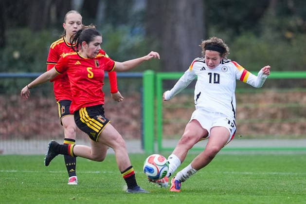 26.11.2025, xydrx, Fußball, Länderspiel, EM-Qualifikation U19-Frauen, Belgien - Deutschland, Sportschule Wedau: Louize Haentjens (BEL 3) und Free Vanneste (BEL 5) im Zweikampf gegen Rosa Rueckert (GER 10) Nordrhein-Westfahlen Deutschland