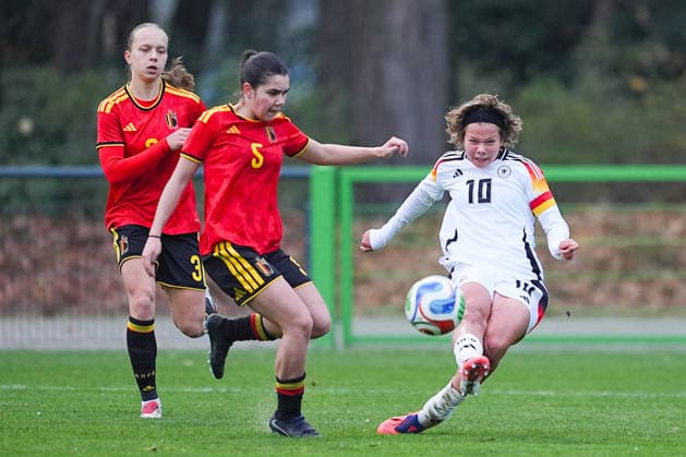 26.11.2025, xydrx, Fußball, Länderspiel, EM-Qualifikation U19-Frauen, Belgien - Deutschland, Sportschule Wedau: Louize Haentjens (BEL 3) und Free Vanneste (BEL 5) im Zweikampf gegen Rosa Rueckert (GER 10) Nordrhein-Westfahlen Deutschland