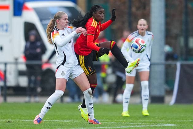 26.11.2025, xydrx, Fußball, Länderspiel, EM-Qualifikation U19-Frauen, Belgien - Deutschland, Sportschule Wedau: Marie Gmeineder (GER 6) im Zweikampf gegen Kadhiya De Ceuster (BEL 9) Nordrhein-Westfahlen Deutschland
