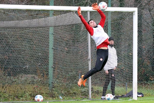 26.11.2025, xrekx, Fussball 2.Bundesliga, 1.FC Kaiserslautern - Training v.l. Simon Simoni (1.FC Kaiserslautern) (DFL DFB REGULATIONS PROHIBIT ANY USE OF PHOTOGRAPHS as IMAGE SEQUENCES and or QUASI-VIDEO) Kaiserslautern
