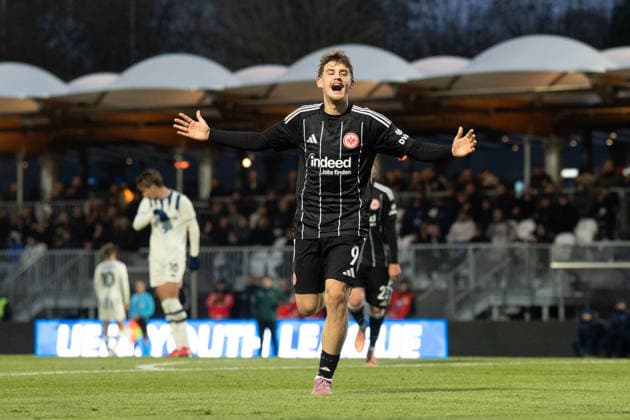 26.11.2025, xhfmx, Fußball UEFA Youth League, Eintracht Frankfurt - Aatalanta Bergamo Alexander Staff (Eintracht Frankfurt) bejubelt das 1:0 gegen Atalanta Bergamo Tor, Goal, Jubel, Celebration (DFL DFB REGULATIONS PROHIBIT ANY USE OF PHOTOGRAPHS as IMAGE SEQUENCES and or QUASI-VIDEO) Dreieich