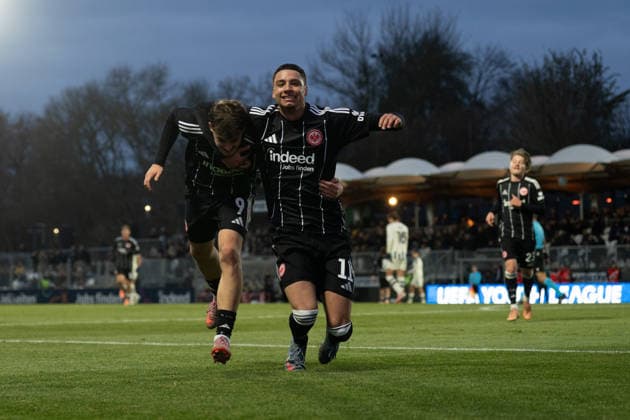 26.11.2025, xhfmx, Fußball UEFA Youth League, Eintracht Frankfurt - Aatalanta Bergamo v.l. Alexander Staff (Eintracht Frankfurt) und Alessandro Gaul Souza (Eintracht Frankfurt) bejubeln das 1:0 gegen Bergamo. Tor, Goal, Jubel, Celebration (DFL DFB REGULATIONS PROHIBIT ANY USE OF PHOTOGRAPHS as IMAGE SEQUENCES and or QUASI-VIDEO) Dreieich
