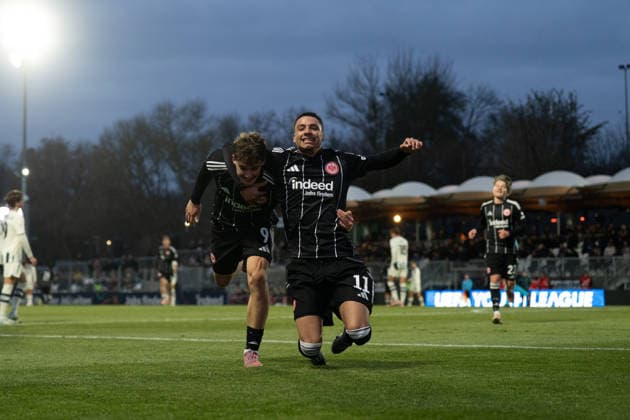 26.11.2025, xhfmx, Fußball UEFA Youth League, Eintracht Frankfurt - Aatalanta Bergamo v.l. Alexander Staff (Eintracht Frankfurt) und Alessandro Gaul Souza (Eintracht Frankfurt) bejubeln das 1:0 gegen Bergamo. Tor, Goal, Jubel, Celebration (DFL DFB REGULATIONS PROHIBIT ANY USE OF PHOTOGRAPHS as IMAGE SEQUENCES and or QUASI-VIDEO) Dreieich